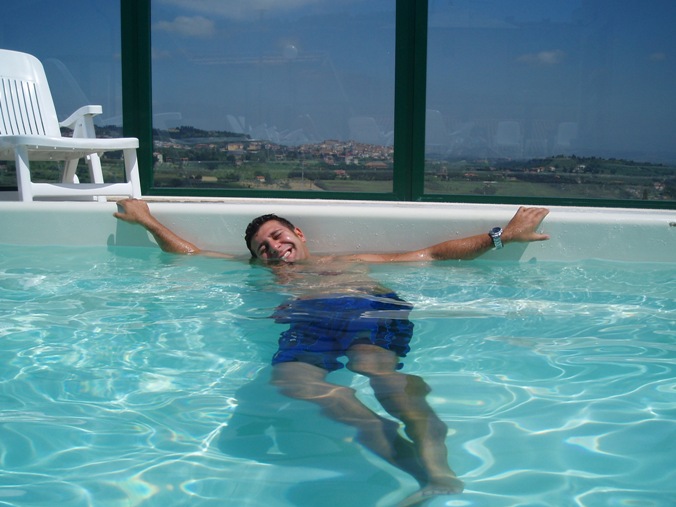 La piscina dell'albergo
